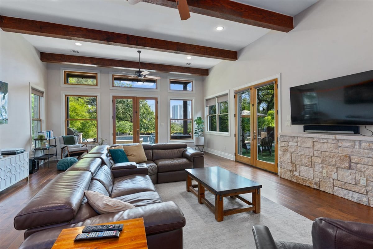 Top Airbnb: Downtown, Heated Pool, Hot Tub, Gym & Skyline View in Bouldin Creek