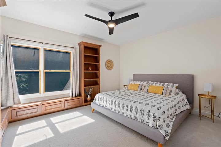 Quarto #3 com cama king, belos embutidos e vista para o centro da cidade.  Um dos cinco quartos king size em casa.