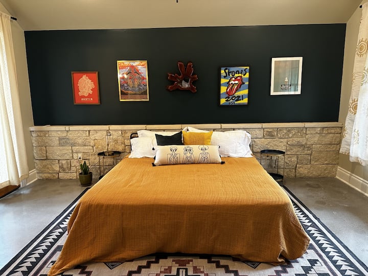 Quarto #5 (no andar de baixo) com cama king, banheiro privativo e varanda