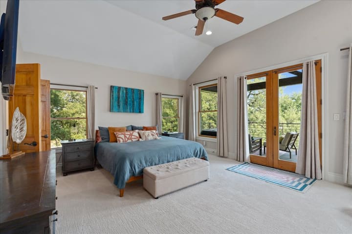 Você não vai querer sair do quarto principal com uma enorme varanda