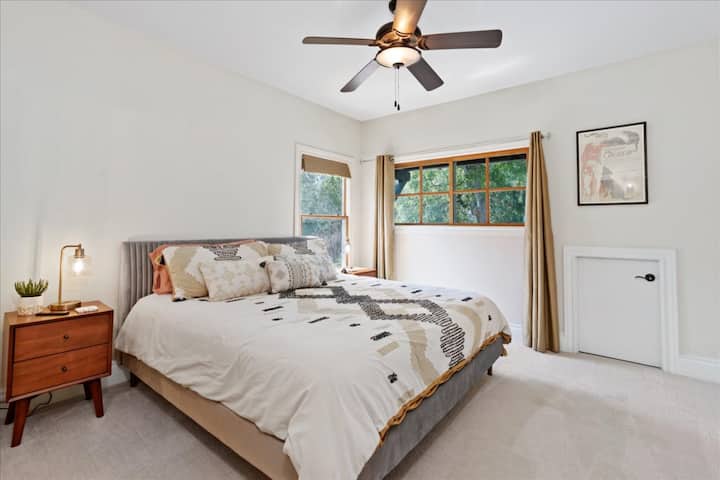 Quarto #2 com cama king e quarto privativo.  Apenas um dos cinco quartos equipados com camas KING size nesta casa em Austin, Texas