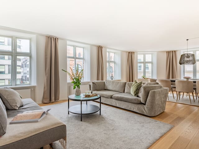 Sanders Regent – Popular 3-Bdr Apt with Balcony