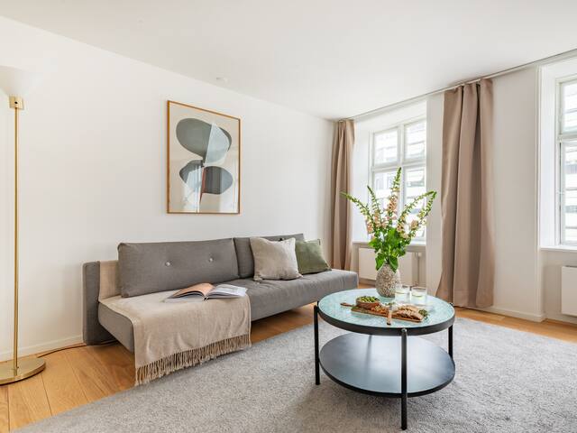 Sanders Regent – Popular 3-Bdr Apt with Balcony gallery image 2