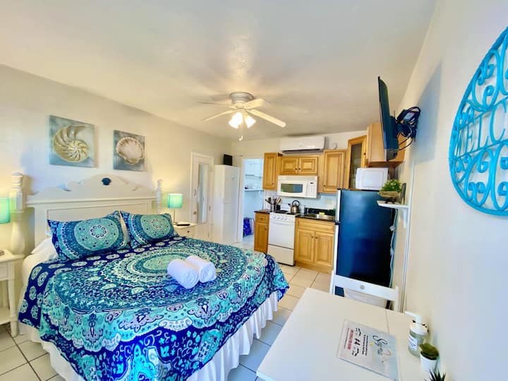 Romantic Gateway Apt Steps From Beach Boardwalk - Broward County, FL