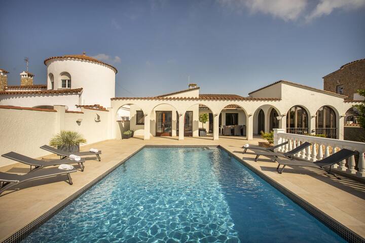 Fantastic villa on the canal with 5 bedrooms, swim