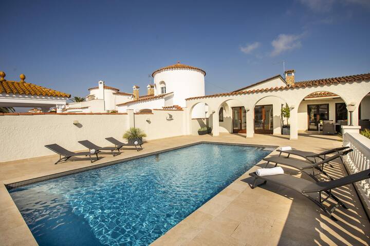 Fantastic villa on the canal with 5 bedrooms, swim gallery image 3