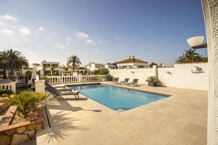 Fantastic villa on the canal with 5 bedrooms, swim gallery image 4