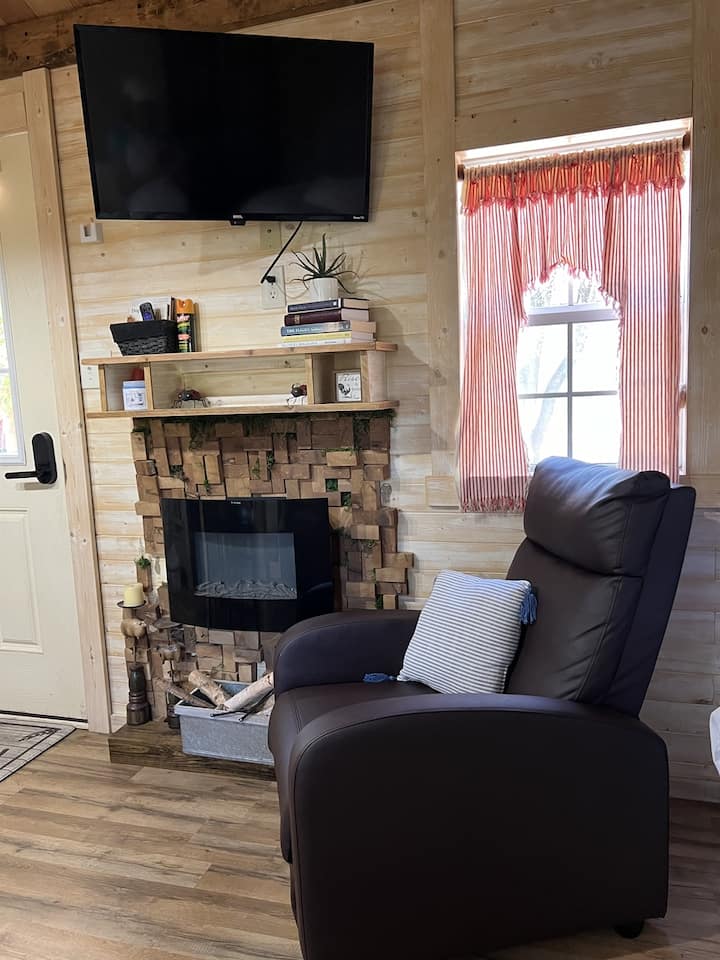 Tiny Farmhouse Pickleball Court And Pet Friendly! - Granbury, TX