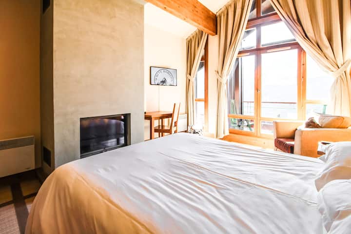 Veľká hlavná spálňa s krbom a výhľadom na hory - požičovňa lyží Flaine