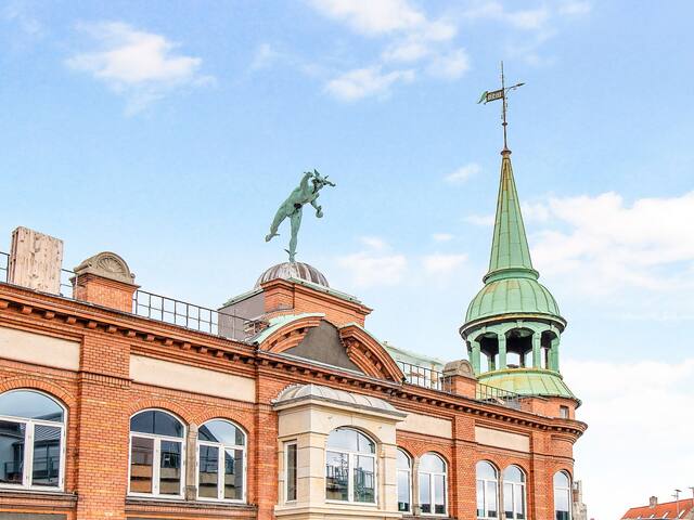 Sanders Leaves – Pleasant 4-Bdr Apt with City View gallery image 5