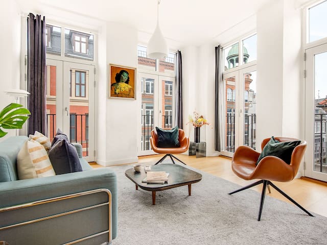 Sanders Leaves – Pleasant 4-Bdr Apt with City View