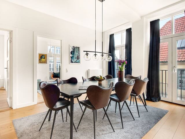 Sanders Leaves – Pleasant 4-Bdr Apt with City View gallery image 3