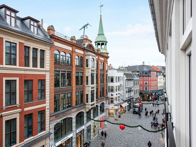 Sanders Leaves – Chic 3-Bdr Apt with City View gallery image 3