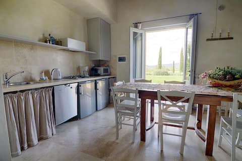 Annuncio Airbnb popolare: Nero 3 bedroom 2 bathroom semi detached apartment a Sovicille