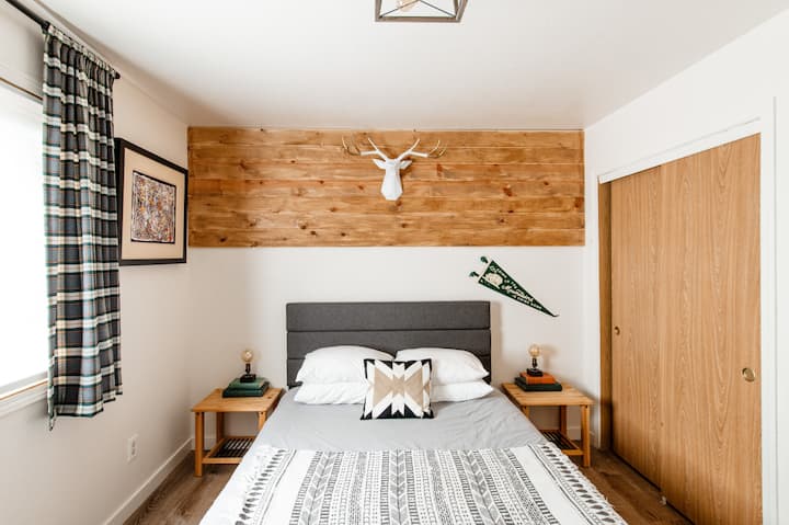 ห้องนอน 2: เตียงควีนไซส์ในห้องนอนชั้นหลัก