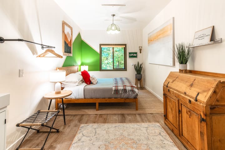 ห้องนอน 3: เตียงควีนไซส์และเตียงเดี่ยวในห้องนอนชั้นหลัก (ภาพเตียงควีนไซส์)