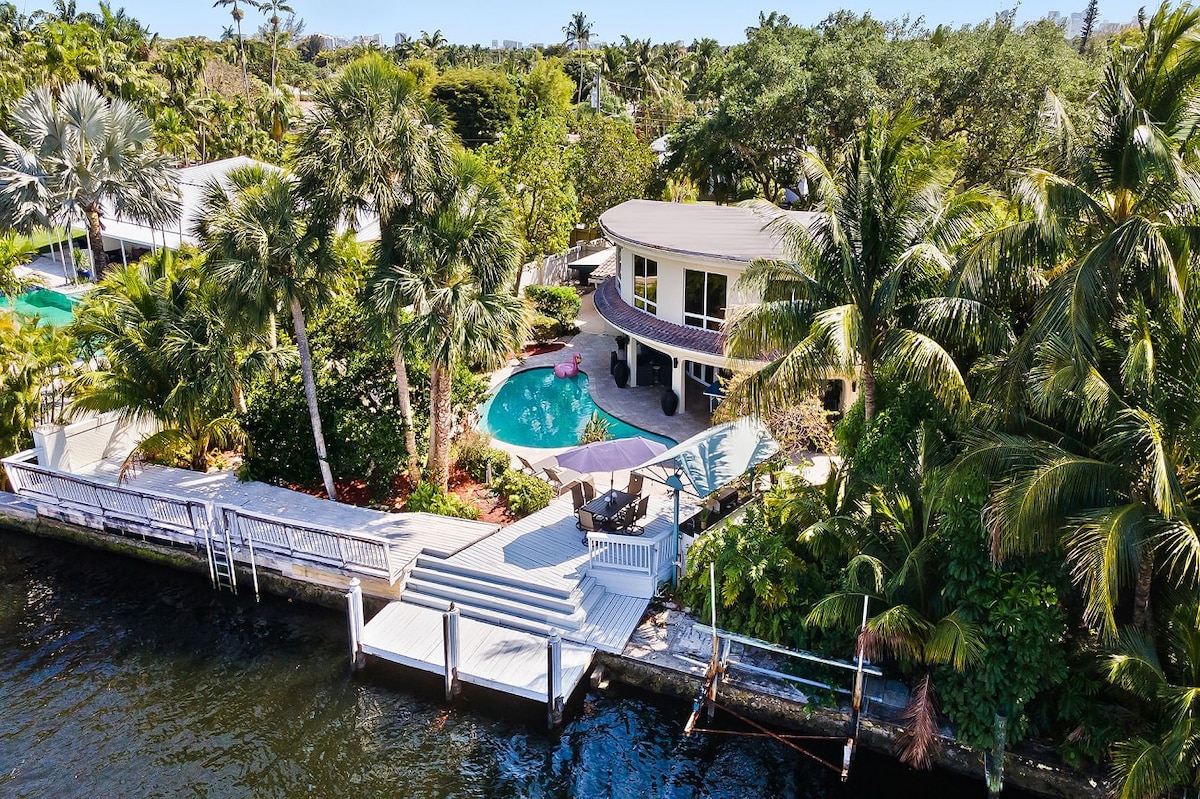 Waterfront Retreat: 7BR Villa with Pool & Jacuzzi