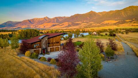 VIP living river front, hot tub and private beach