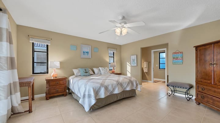 غرفة نوم رئيسية بسرير كينج وحمام داخلي. تلفزيون ذكي 21بوصة × 36 بوصة