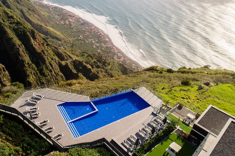 Top Airbnb: Modern villa, shared infinity pool | SunsetCliff 4 em Fajã Da Ovelha