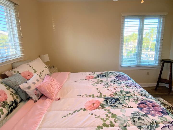 غرفة النوم الثانية (سرير كينج - الطابق الثاني)