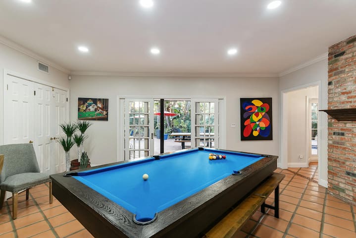 Luxury 6 Bedroom La Jolla Oasis w/ Pool and Spa! gallery image 2