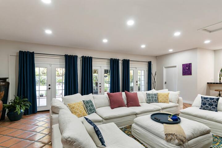 Luxury 6 Bedroom La Jolla Oasis w/ Pool and Spa! gallery image 3