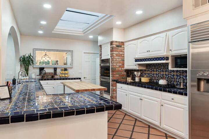 Luxury 6 Bedroom La Jolla Oasis w/ Pool and Spa! gallery image 4