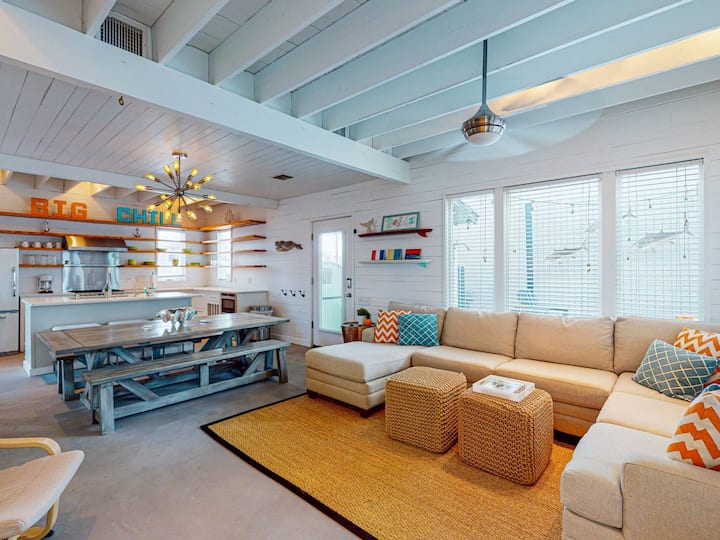 Home In Downtown With Shared Pool, Near Beach, Golf Cart Access - Texas