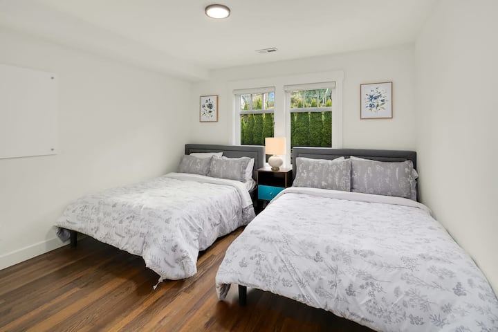 إليك غرفة النوم الرابعة في الطابق الثاني. لقد وضعنا سريرين كاملين هنا.