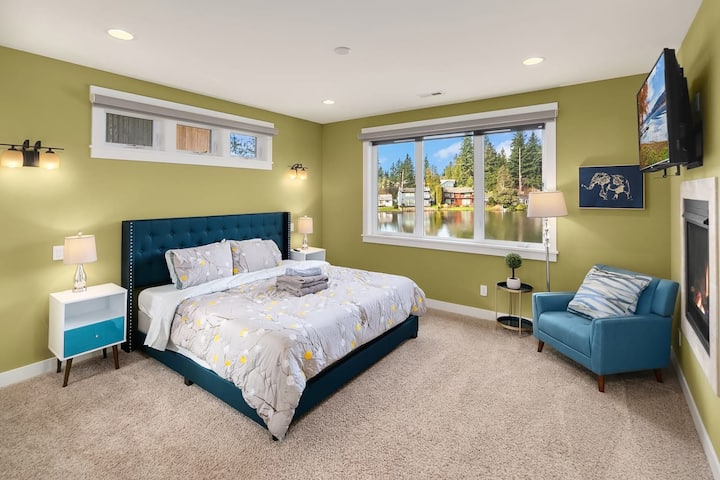 غرفة النوم الرئيسية في الطابق الثاني بسرير بمقاس كبير.