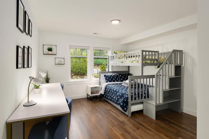 إليك غرفة النوم الثالثة في الطابق الثاني. وضعنا سريرًا بطابقين في هذه الغرفة. يوجد هنا سريران مزدوجان وسرير كامل الحجم. هناك أيضًا محطة عمل لشخصين هنا.