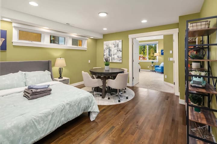 إليك غرفة النوم الثانية التي تتصل بغرفة النوم الرئيسية. لقد وضعنا سريرًا بحجم كوين هنا.