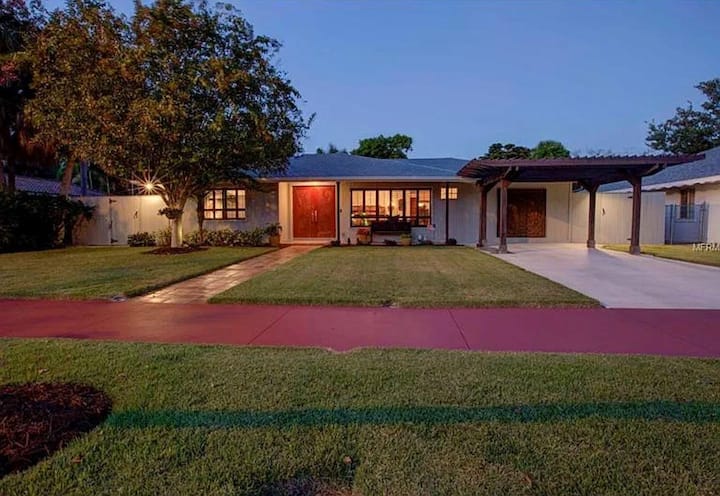 St Armand's Home With Pool - Sarasota, FL