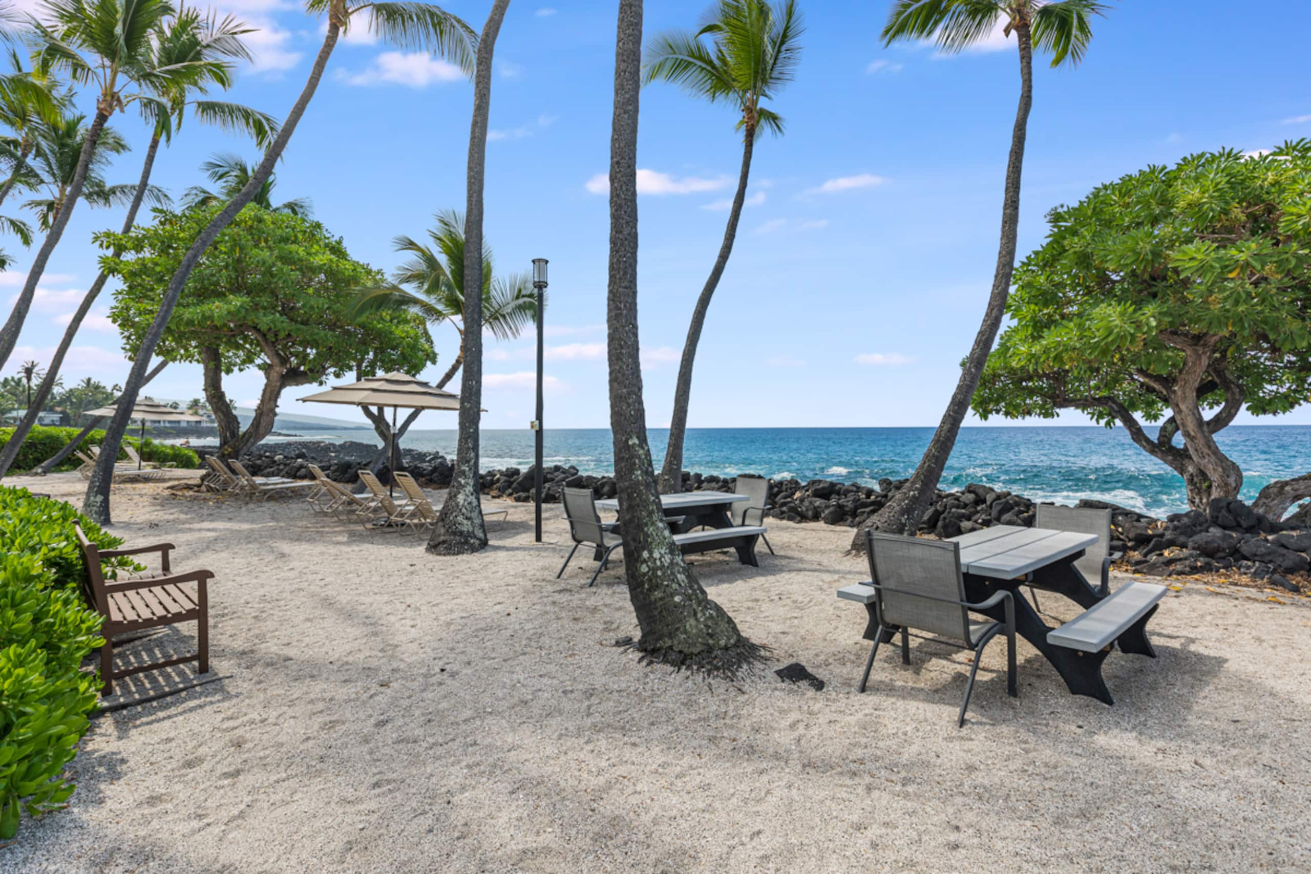 Condo in Kailua-Kona · ★4.78 · 1 bedroom · 2 beds · 1 private bath - Image 11
