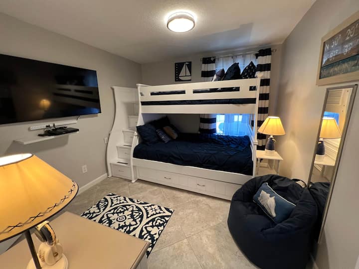 配备双人床和拉出式双人床（可供4人就寝）的船坞卧室