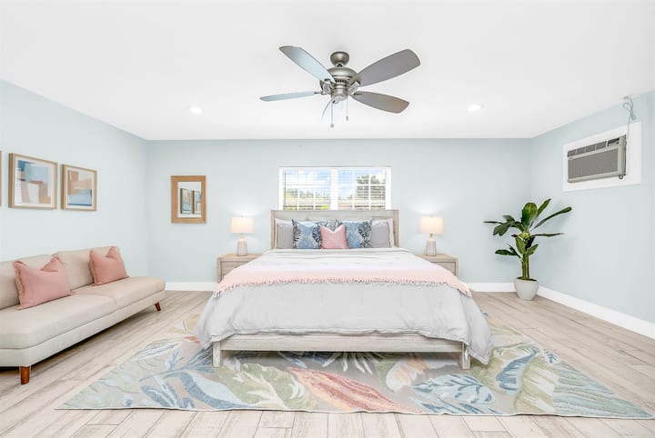 #2 Suite principal con baño privado, acceso directo a la terraza de la piscina, TV inteligente y aire acondicionado adicional.