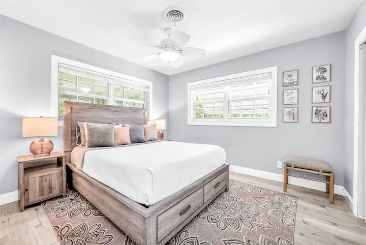 El dormitorio queen ofrece una cómoda cama sobre una vibrante alfombra gris y rubor. La habitación incluye un amplio espacio en el armario y un cómodo acceso al baño de invitados.