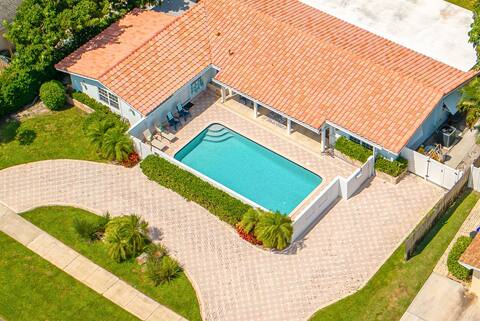 North Palm Beach Retreat: Pool, King Suites, Golf!