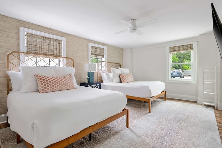 Dormitorio 3: cama tamaño queen, cama tamaño queen, ventilador de techo y TV