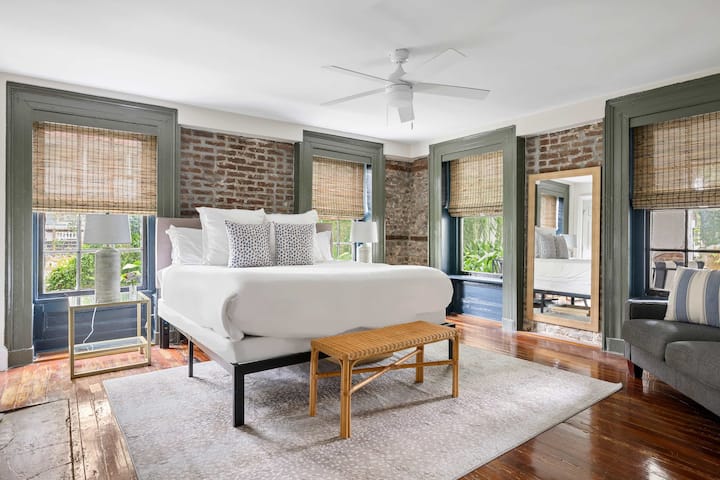 Dormitorio 1: cama tamaño king, ventilador de techo y TV