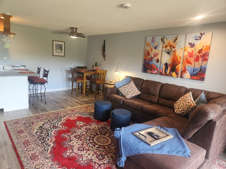 Otvorená obývačka s rozkladacou pohovkou s manželskou posteľou