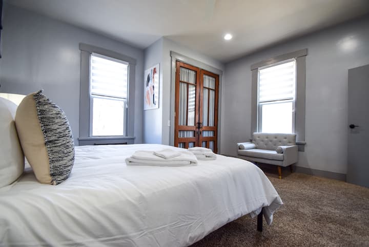 Chumba kikubwa cha kulala kinachoelekea kwenye kabati