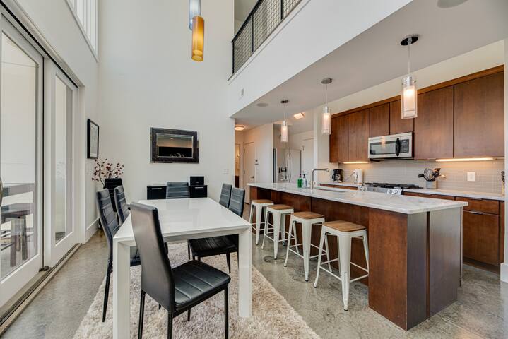 Dtown/Rooftop Hottub/Music Row/20ft ceiling/Gulch! gallery image 4