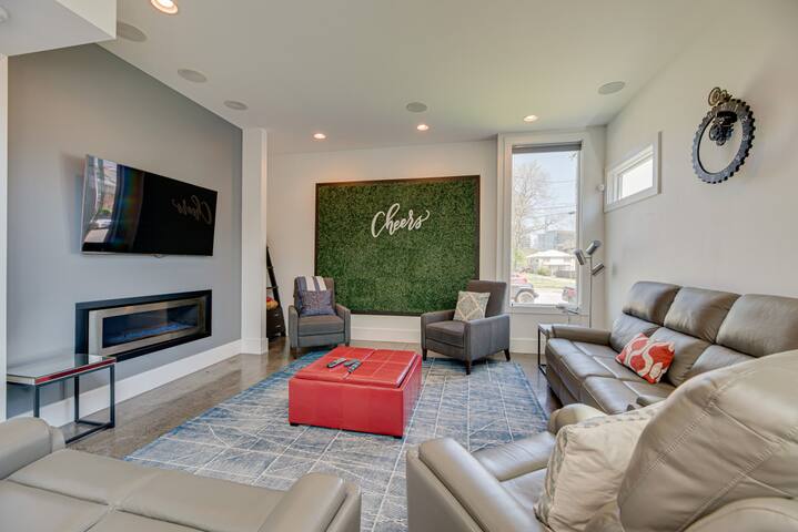 Dtown/Rooftop Hottub/Music Row/20ft ceiling/Gulch! gallery image 3