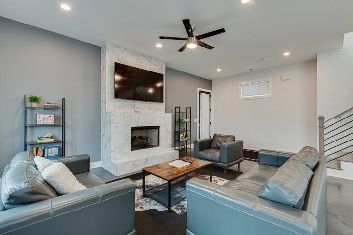 Downtown w/ Amazing Patios! Walk Everywhere.!.!.! gallery image 5