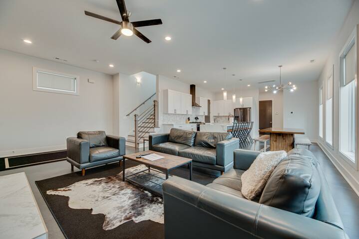 Downtown w/ Amazing Patios! Walk Everywhere.!.!.! gallery image 2