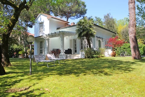 Private Villa for 8 Persons with garden and beach