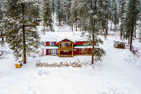 Kettle Falls Home w/ River Valley Mtn Views!
