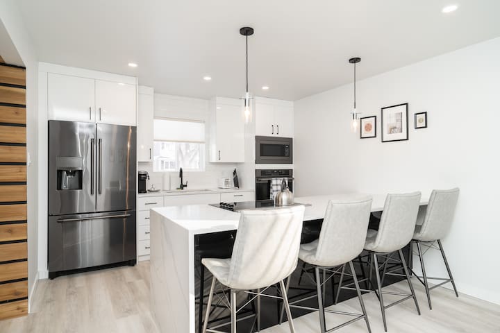 River Heights+Striking 4 Bdr Home+Parking(759)